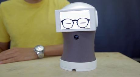 Peego est un robot incroyable qui va communiquer avec vous en utilisant des GIFS. Peego est un robot incroyable qui va communiquer avec vous en utilisant des GIFS.