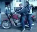 vidéo deux homme moto chute mur
