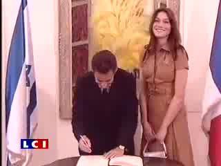 Sarkozy vole un stylo en Israël