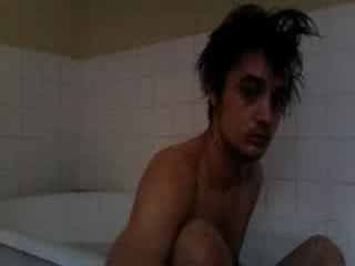 Pete Doherty prend son bain