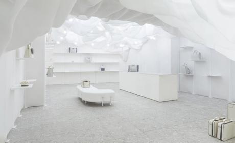 Une décoration de boutique monochrome et organique Une décoration de boutique monochrome et organique