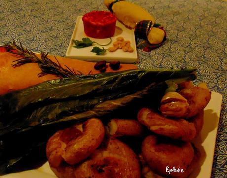 Rôti de seitan aux champignons, en croûte, avec carottes Hasselback, pommes de terre écrasées,  et fromage végétal