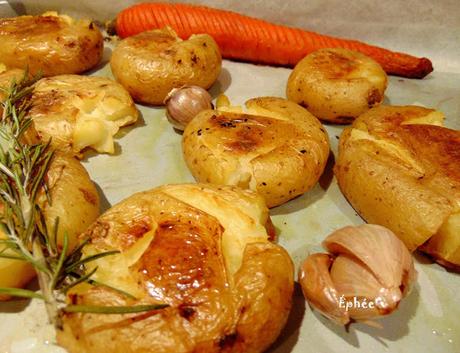 Rôti de seitan aux champignons, en croûte, avec carottes Hasselback, pommes de terre écrasées,  et fromage végétal