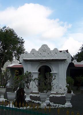 Motif batik: Mega Mendung Motif batik: Mega Mendung