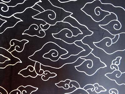 Motif batik: Mega Mendung http://tokoada.fr/accueil/87-batik-tulis-motif-mega-mendung-noir-et-blanc.html
