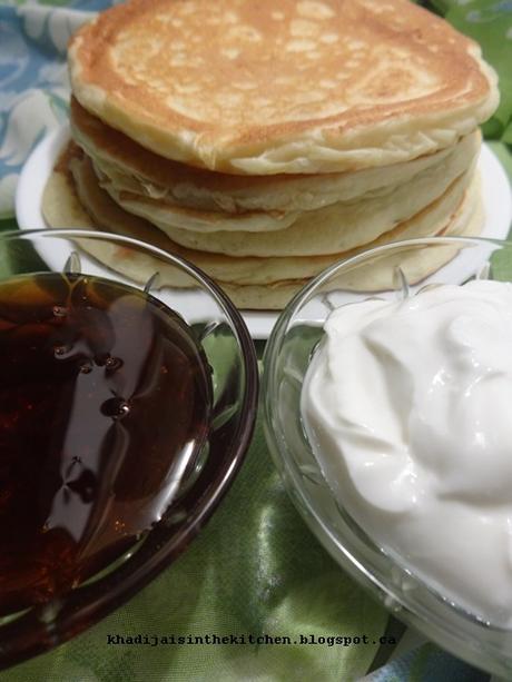 PANCAKES AU YAOURT GREC / GREEK YOGURT PANCAKES / PANQUEQUES CON YOGUR GRIEGO / بانكيك الياغورت اليوناني