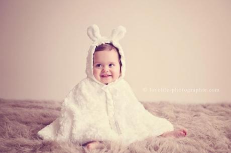 photo bébé fille cape lapin blanche