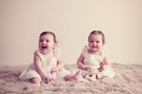 Photographe bébés jumelles 8 mois en studio Chatou
