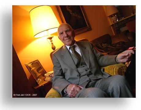 Les 10 ans du blog : Stéphane Hessel commente « L’Humanité en guerre » (6 mai 2009) stephane-hessel.1190657148