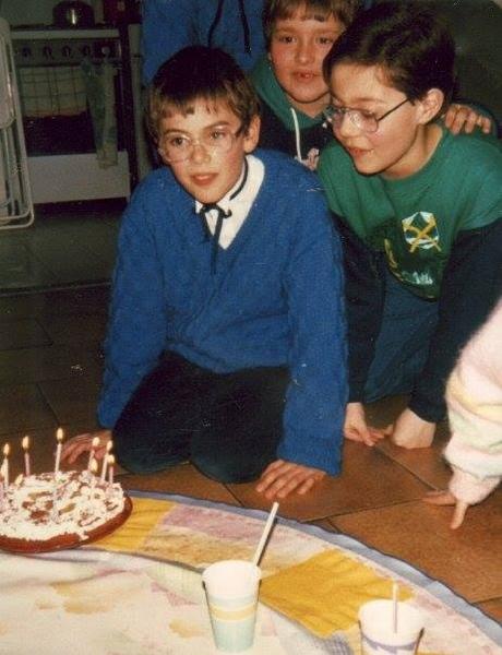 Je me fais vieux,… mais ça va déjà mieux ! 1988, 10 ans. Avec mes amis dont Bruno et Vivien