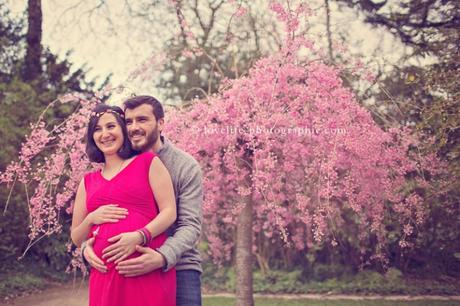 Séance photo grossesse sous les arbres en fleurs Paris