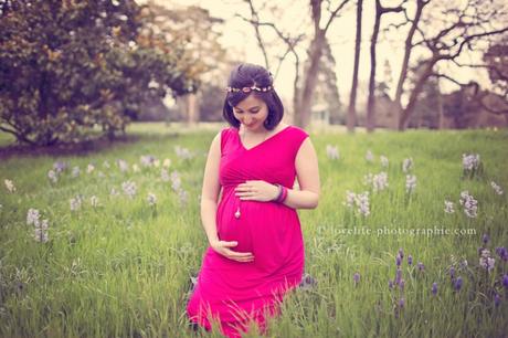 seance photo femme enceinte dans les fleurs