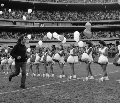 Comment a évolué le look des cheerleaders depuis 50 ans? Comment a évolué le look des cheerleaders depuis 50 ans?