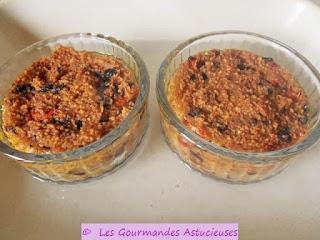 Gâteau de semoule salé aux tomates séchées, olives et échalotes confites (Vegan)