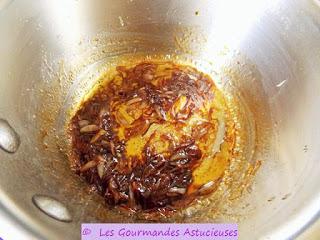 Gâteau de semoule salé aux tomates séchées, olives et échalotes confites (Vegan)