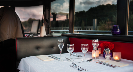 Savourer un dîner romantique sur le Paris en Scène
