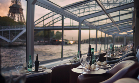 Savourer un dîner romantique sur le Paris en Scène