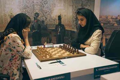 La Géorgienne Sopiko Guramishvili (2369), épouse d'Anish Giri et jeune maman, a remporté son premier duel face à Sarasadat Khademalsharieh (2452) - Photo © site officiel La Géorgienne Sopiko Guramishvili (2369), épouse d'Anish Giri et jeune maman, a remporté son premier duel face à Sarasadat Khademalsharieh (2452) - Photo © site officiel