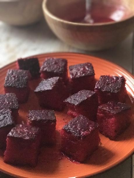 Le Gâteau « Carré rouge »de l’île Maurice, un quatre quart enrobé de sirop et de noix de coco ! Le Gâteau « Carré rouge »de l’île Maurice, un quatre quart enrobé de sirop et de noix de coco !