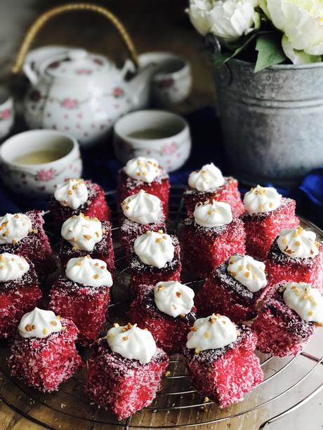 Le Gâteau « Carré rouge »de l’île Maurice, un quatre quart enrobé de sirop et de noix de coco ! Le Gâteau « Carré rouge »de l’île Maurice, un quatre quart enrobé de sirop et de noix de coco !