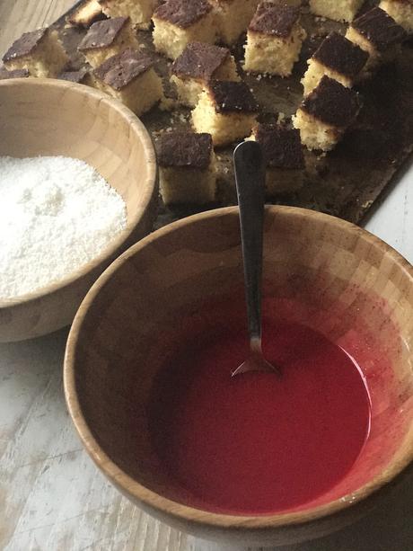 Le Gâteau « Carré rouge »de l’île Maurice, un quatre quart enrobé de sirop et de noix de coco ! Le Gâteau « Carré rouge »de l’île Maurice, un quatre quart enrobé de sirop et de noix de coco !
