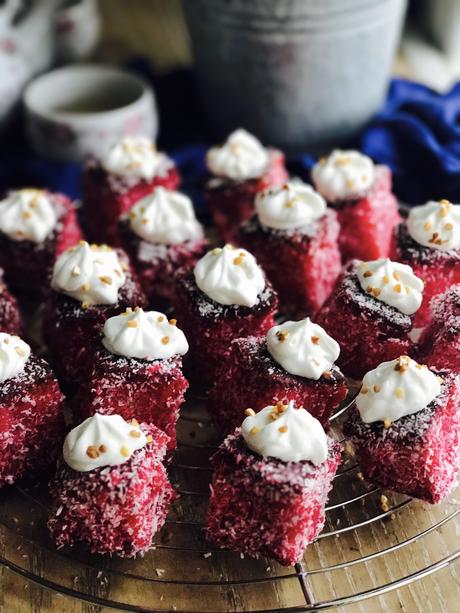 Le Gâteau « Carré rouge »de l’île Maurice, un quatre quart enrobé de sirop et de noix de coco ! Le Gâteau « Carré rouge »de l’île Maurice, un quatre quart enrobé de sirop et de noix de coco !