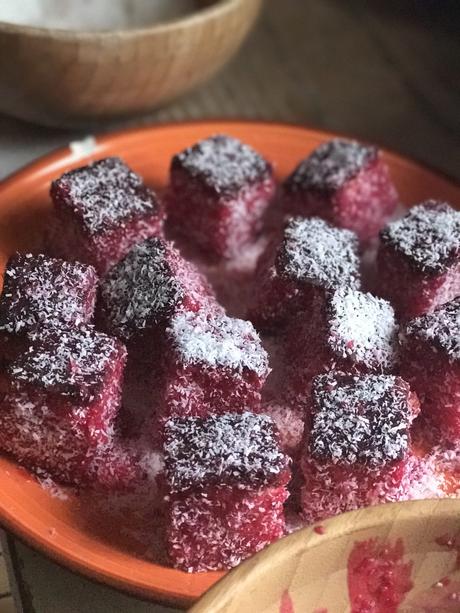 Le Gâteau « Carré rouge »de l’île Maurice, un quatre quart enrobé de sirop et de noix de coco ! Le Gâteau « Carré rouge »de l’île Maurice, un quatre quart enrobé de sirop et de noix de coco !