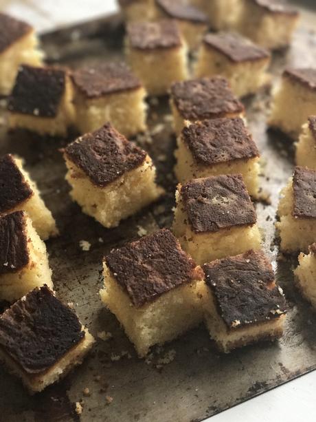 Le Gâteau « Carré rouge »de l’île Maurice, un quatre quart enrobé de sirop et de noix de coco ! Le Gâteau « Carré rouge »de l’île Maurice, un quatre quart enrobé de sirop et de noix de coco !