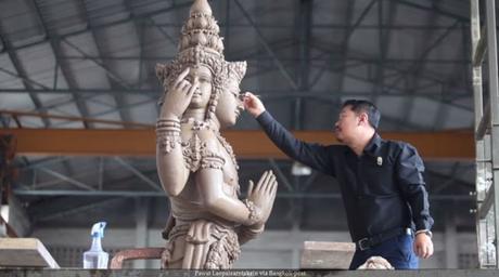 Crémation du roi Bhumibol Adulyadej, la touche finale aux statues (vidéo)