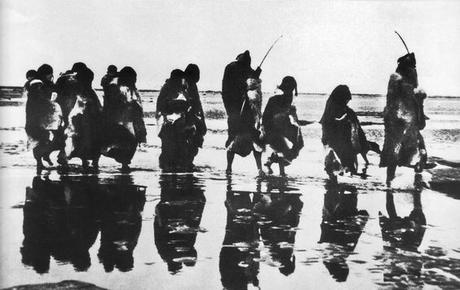 « OU SONT LES FEMMES QUI CHANTAIENT ; ENFANTS DE LA LUNE ET DU SOLEIL ? »(2)MYTHOLOGIE ET COSMOGONIE SELK’NAM « OU SONT LES FEMMES QUI CHANTAIENT ; ENFANTS DE LA LUNE ET DU SOLEIL ? »(2)MYTHOLOGIE ET COSMOGONIE SELK’NAM