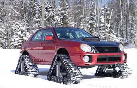 Voiture équipée pour la neige avec des roues chenilles