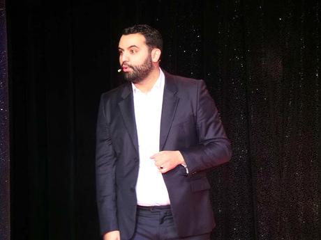 Yassine Belattar est ingérable à la Nouvelle Eve Yassine Belattar la nouvelle eve Paris One Man Show Spectacle Humoriste