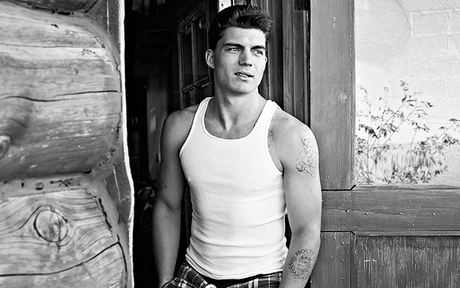 Zane Holtz obtient rôle principal pilote