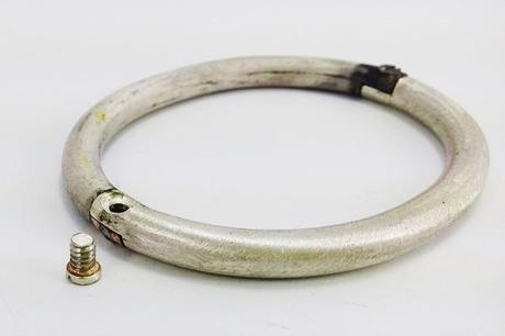 Bracelet jonc à vis zoom sur la vis du bracelet