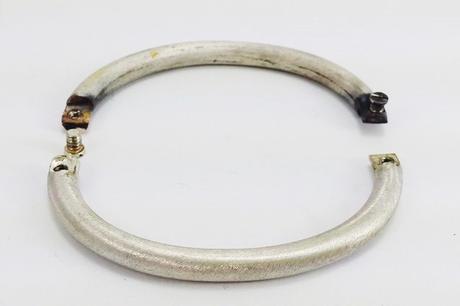 Bracelet jonc à vis bracelet démonté avec ses vis avant finitions