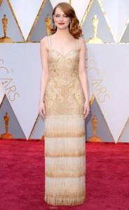 Emma Stone robe dorée colonne aux bretelles