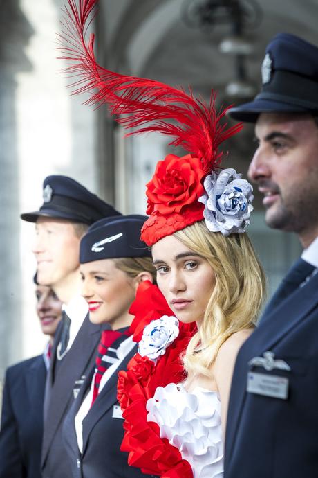 Milan Fashion week 2017, la top Suki Waterhouse porte une robe Zoe Bradley aux couleurs de British Airways Milan Fashion week 2017, la top Suki Waterhouse porte une robe Zoe Bradley aux couleurs de British Airways