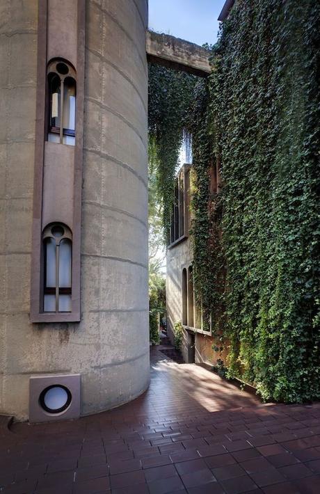 ARCHITECTURE : Old Cement Factory Turned Into Home cement-factory-renovation-la-fabrica-ricardo-bofill-9-58b3e2113cf0b__880