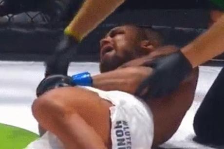Un combattant de MMA se blesse tout seul et abandonne après 18 secondes