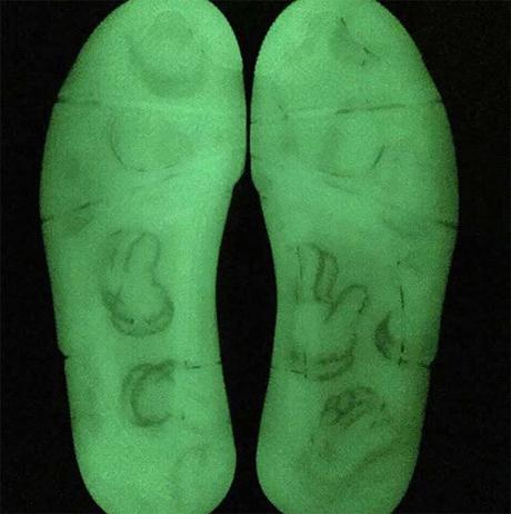 Kaws x Air Jordan 4 Grey : Preview Kaws x Air Jordan 4 Grey