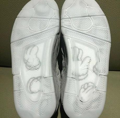Kaws x Air Jordan 4 Grey : Preview Kaws x Air Jordan 4 Grey