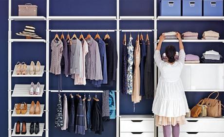 regrouper ses vêtements par thème pour organiser son dressing