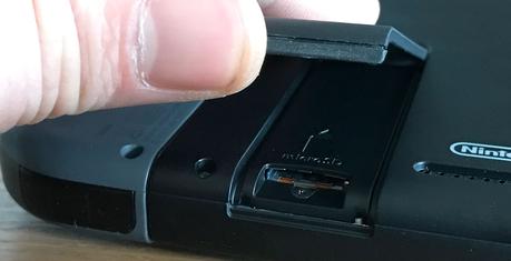 La Nintendo Switch, une console ambitieuse qui doit maintenant livrer la marchandise Le pied qui cache le lecteur microSD semble plutôt fragile.