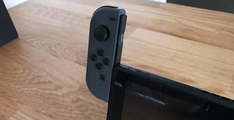 La Nintendo Switch, une console ambitieuse qui doit maintenant livrer la marchandise Les Joy-Con glissent le long d'un rail situé aux extrémités de l'écran.