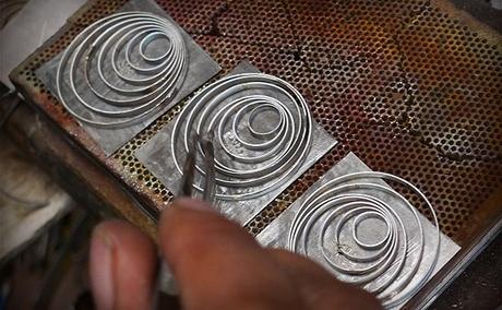 pendentifs rons en argent recevant ensuite les pierres naturelles péruviennes