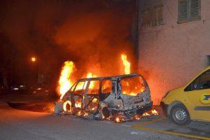 Véhicule en feu Véhicule en feu