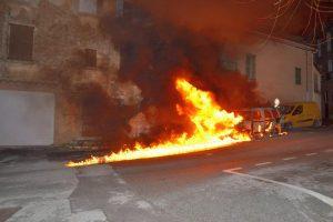 Véhicule en feu Véhicule en feu