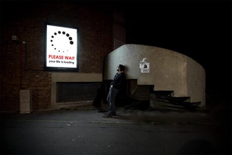 Waiting line - photographie de nuit conceptuelle