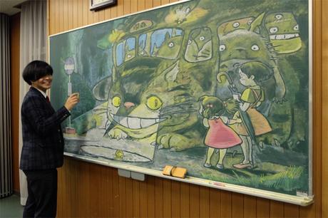 Ce professeur dessine sur le tableau noir pour féliciter ses élèves