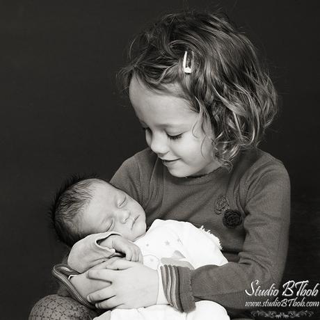Photo de naissance bebe avec soeur